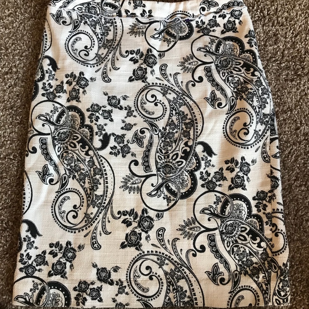 Black and white pencil skirt